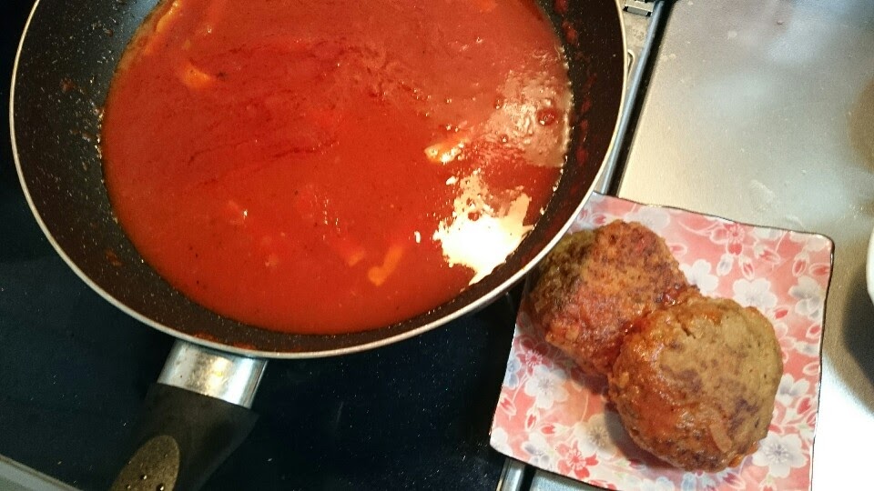 ハンバーグのトマト煮込みの写真