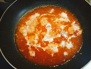 トマトクリームパスタの作り方⑤生クリームを加える