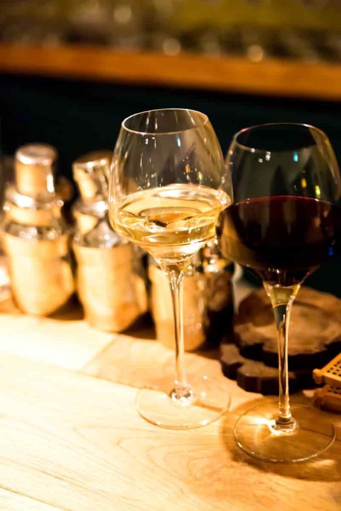 白ワインと赤ワインの写真
