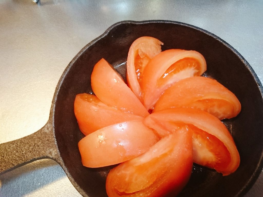 トマトをフライパンに並べた写真