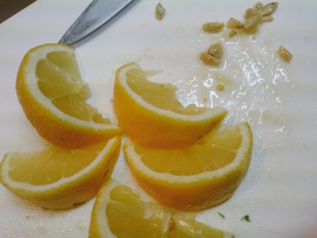 レモンのタネを取り除いている写真