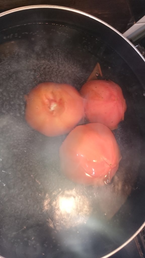 トマトを湯むきしている写真