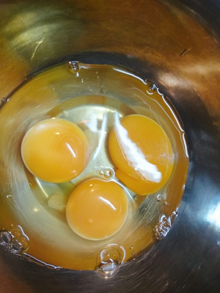 卵３個を割った写真