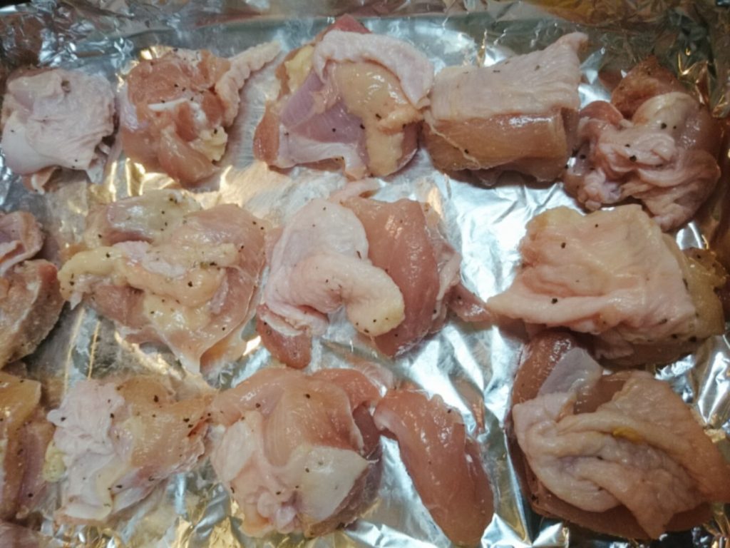 鶏モモ肉をオーブンレンジに並べている写真